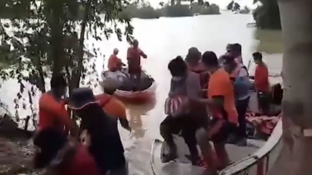 Siguen recuperando cuerpos tras el paso del tifón Vamco en Filipinas