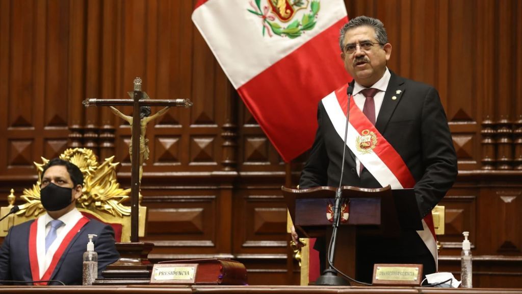 El Congreso de Perú solicita la renuncia "inmediata" del presidente Manuel Merino El Congreso de Perú solicita la renuncia "inmediata" del presidente Manuel Merino