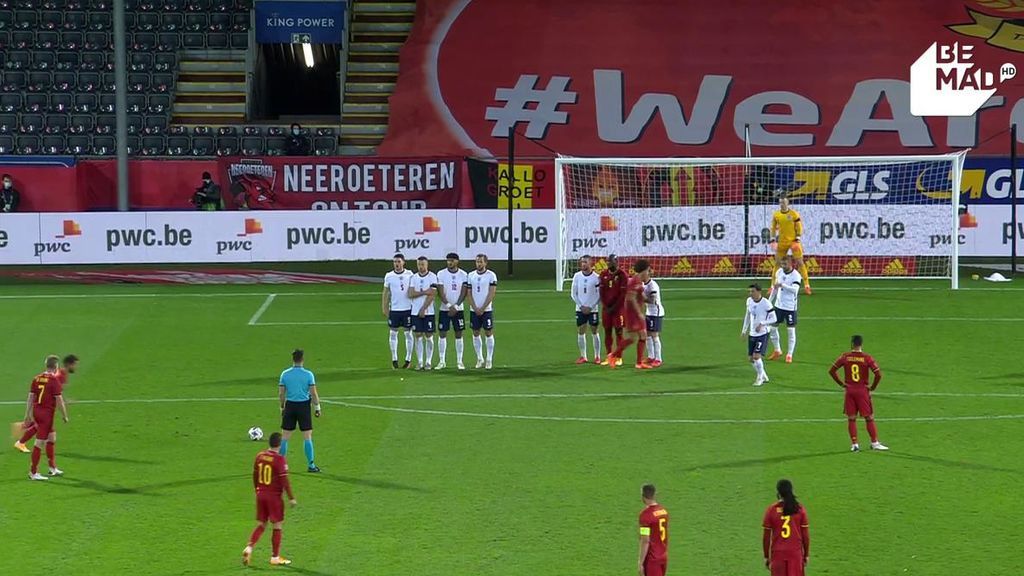 Mertens pasó el balón por encima de la barrera y marcó de falta a Inglaterra.