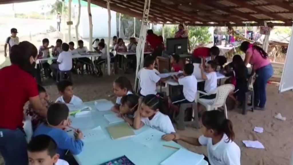 Los hijos de 'El Chapo' Guzmán instalan una escuela improvisada en plena calle