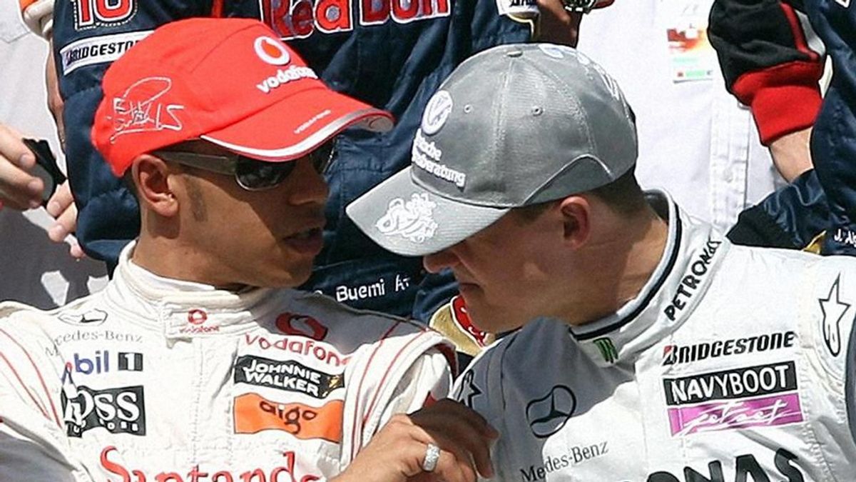 Hamilton y Schumacher hablando en el paddock.