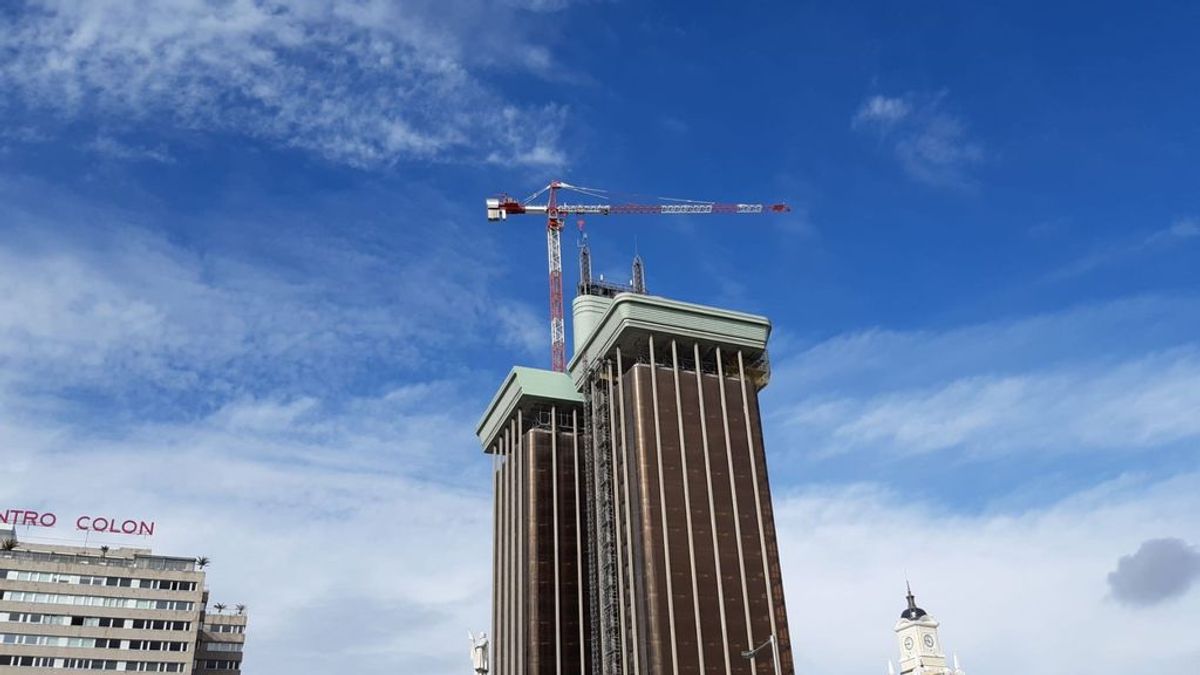 Dos jóvenes escalan las Torres de Colón de Madrid para hacerse 'selfies' Dos jóvenes escalan las Torres de Colón de Madrid para hacerse 'selfies'
