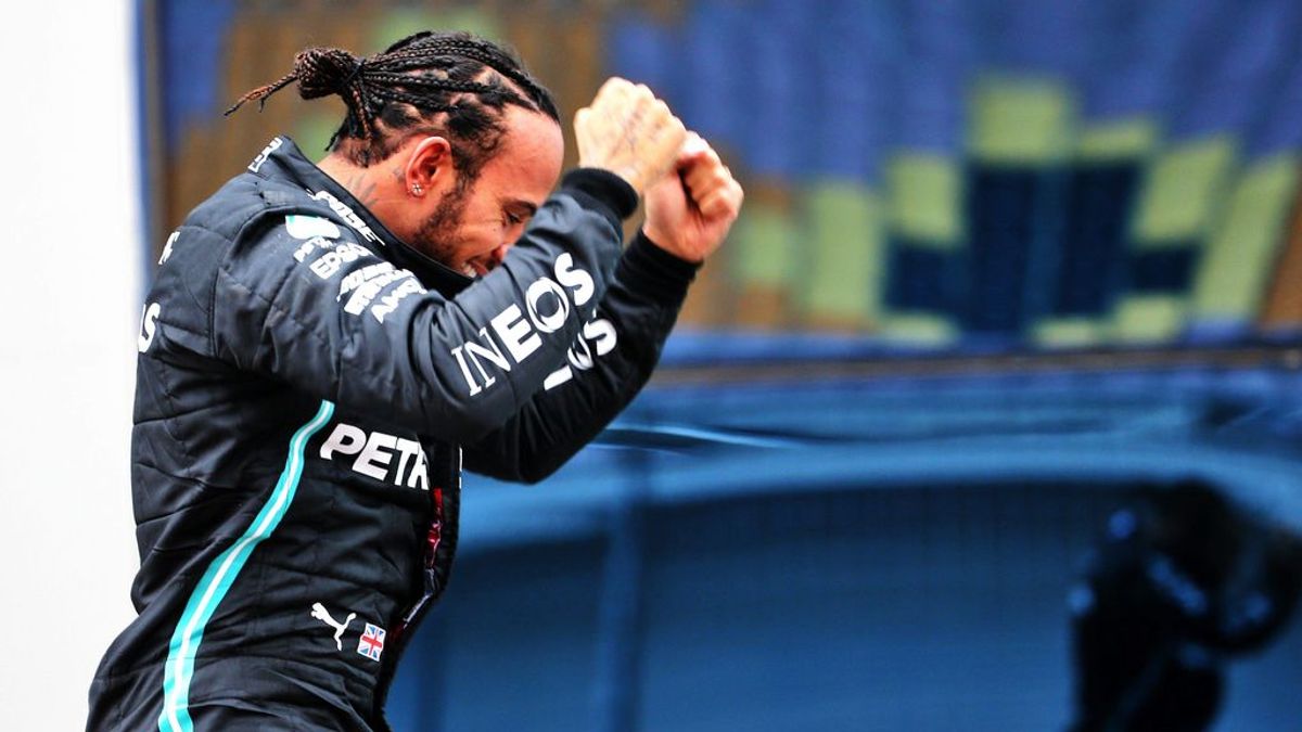 Lewis Hamilton celebra la victoria de su séptimo Mundial en Estambul.