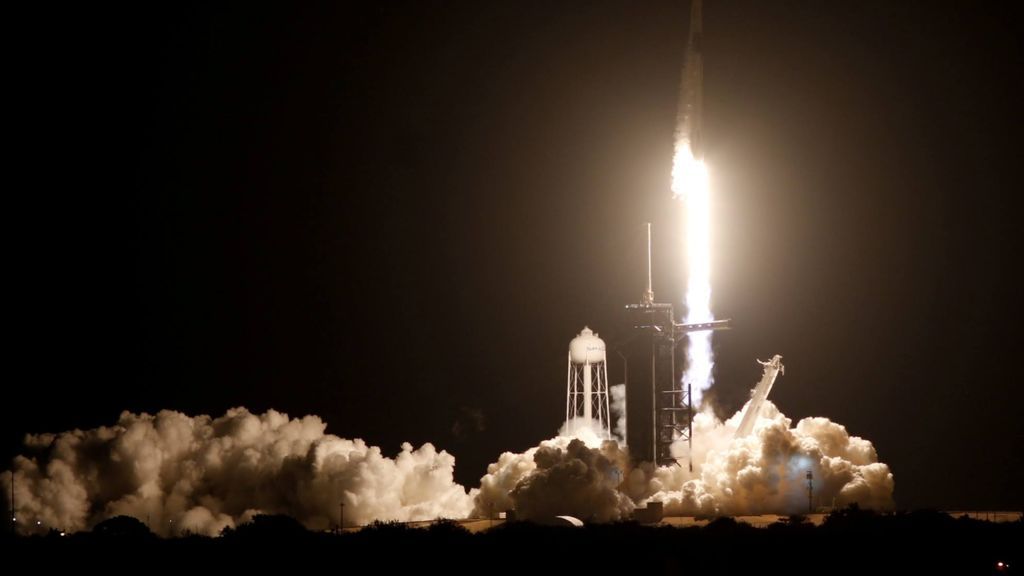 Se lanza un cohete SpaceX Falcon 9, con la cápsula Crew Dragon, que transporta a cuatro astronautas en la primera misión operativa de la tripulación comercial de la NASA en el Centro Espacial Kennedy en Cabo Cañaveral