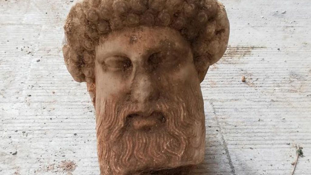 Hallada la cabeza del dios Hermes en pleno centro de Atenas durante una obra vial Hallada la cabeza del dios Hermes en pleno centro de Atenas durante una obra vial