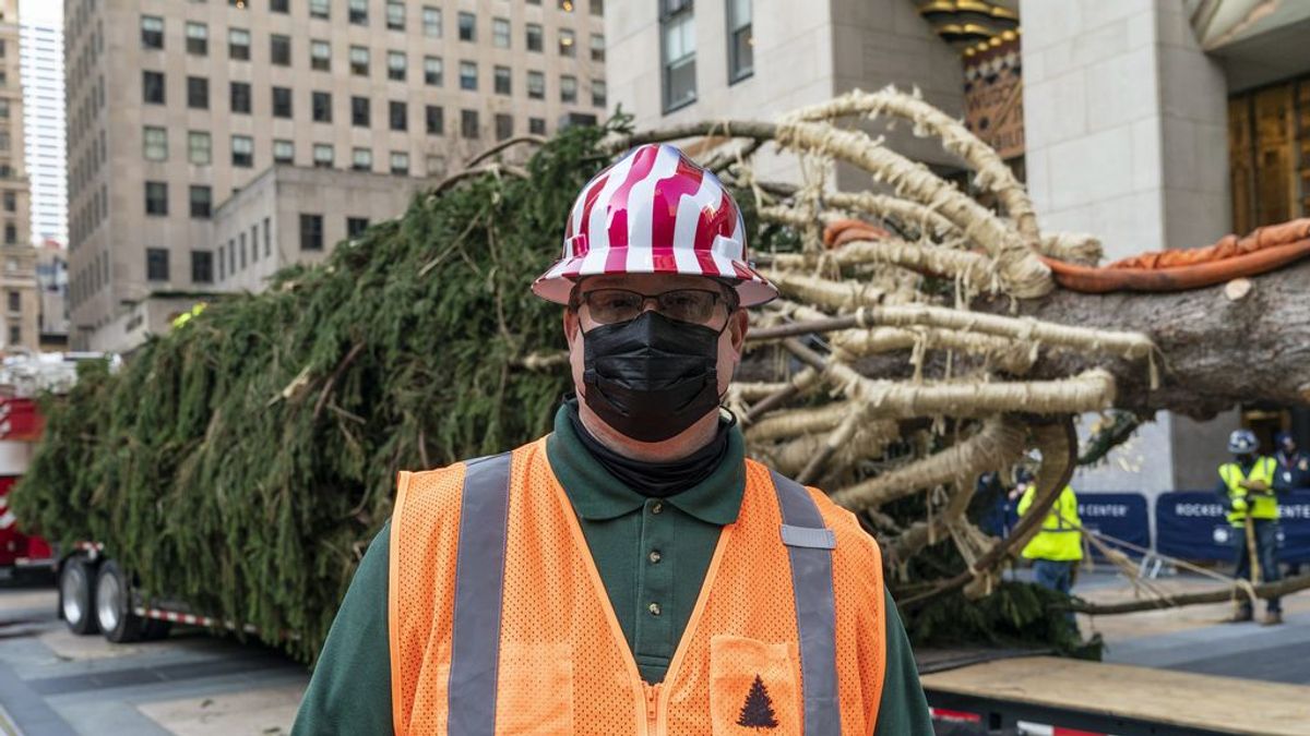 El Rockefeller Center de Nueva York ya tiene su árbol de Navidad: 23 metros y 11 toneladas de esperanza El Rockefeller Center de Nueva York ya tiene su árbol de Navidad: 23 metros y 11 toneladas de esperanza