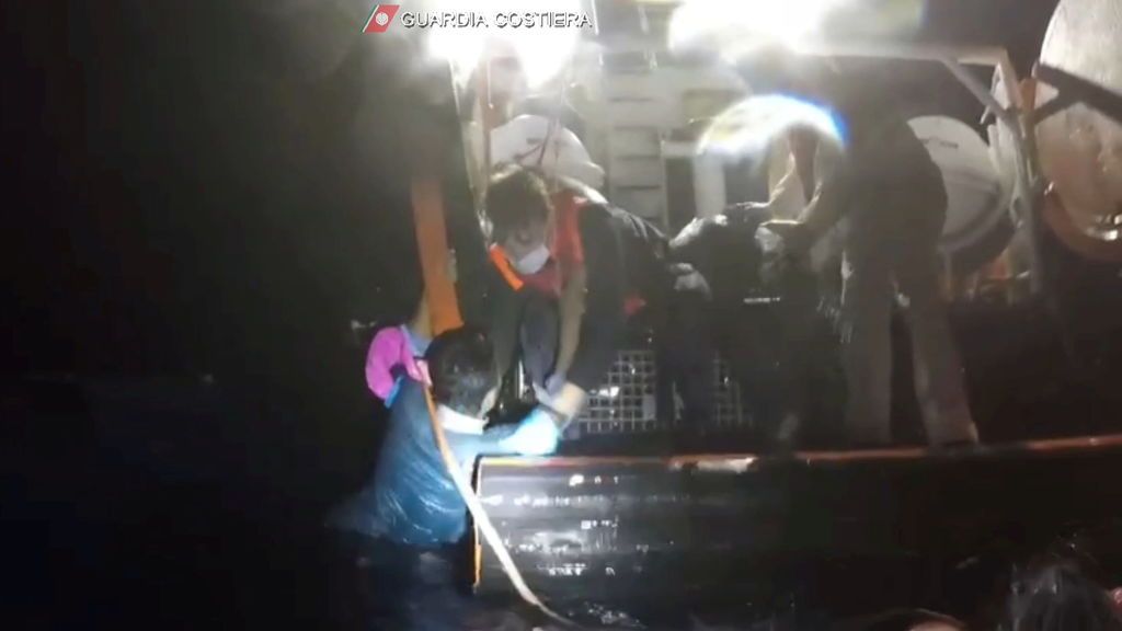 Gritos desesperados y llantos a bordo de una patera rescatada en Lampedusa con 31 personas a bordo