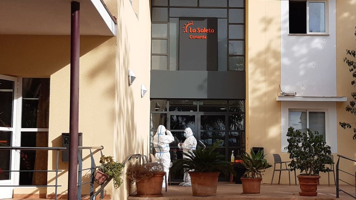 Sanitarios acceden a la residencia de la Pobla de Vallbona para valorar el estado de salud de los 60 ancianos contagiados Sanitarios acceden a la residencia de la Pobla de Vallbona para valorar el estado de salud de los 60 ancianos contagiados