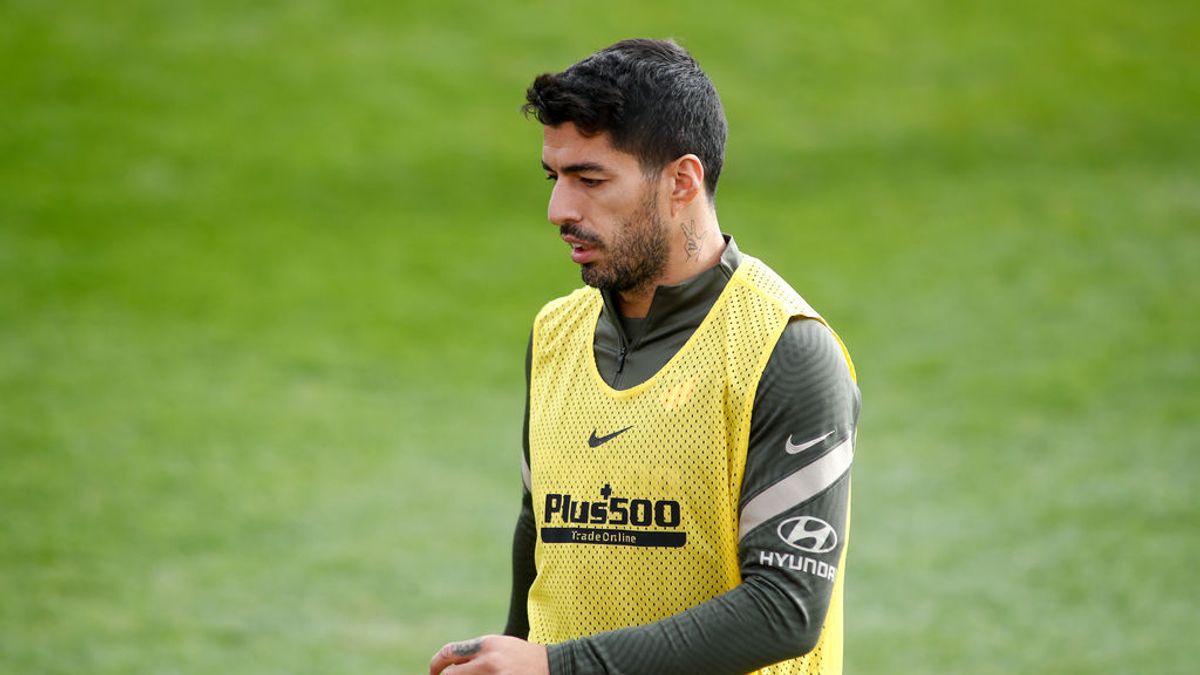 EuropaPress_3415805_luis_suarez_of_atletico_madrid_looks_on_during_the_training_session_of EuropaPress_3415805_luis_suarez_of_atletico_madrid_looks_on_during_the_training_session_of