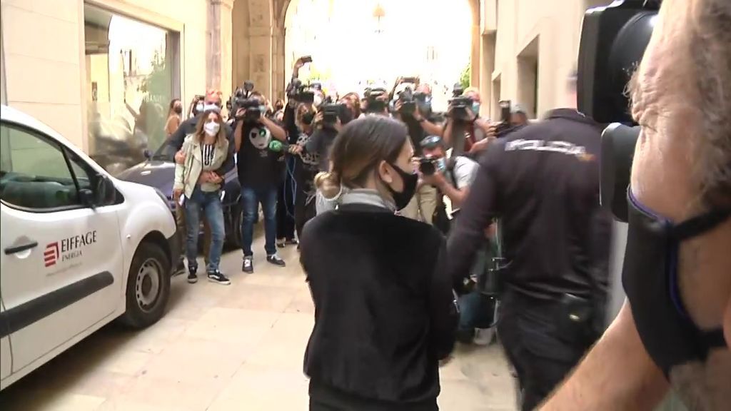 Llegada a la Audiencia Provincial de Alicante la mujer acusada de habar matado a Dominique, el