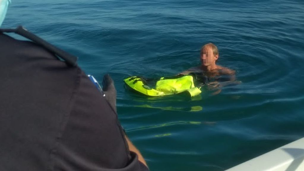 Detenido un agresor sexual que se adentró en el mar para escapar y pasó dos horas en una boya en Málaga Detenido un agresor sexual que se adentró en el mar para escapar y pasó dos horas en una boya en Málaga