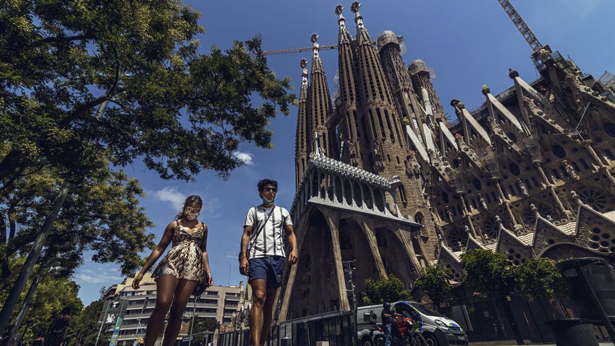 EuropaPress_3254316_28_july_2020_spain_barcelona_tourists_wearing_protective_face_masks_walk EuropaPress_3254316_28_july_2020_spain_barcelona_tourists_wearing_protective_face_masks_walk