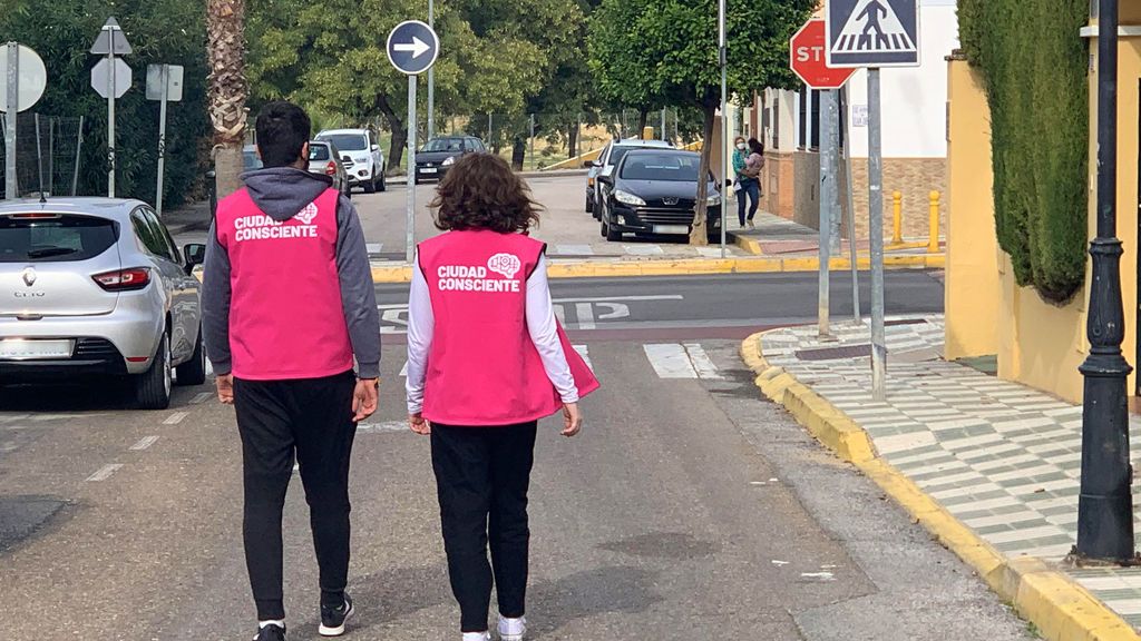 Patrullas vecinales, la idea de un pueblo de Sevilla para frenar la Covid: "Nos ven más cercanos que a la policía" Patrullas vecinales, la idea de un pueblo de Sevilla para frenar la Covid: "Nos ven más cercanos que a la policía"