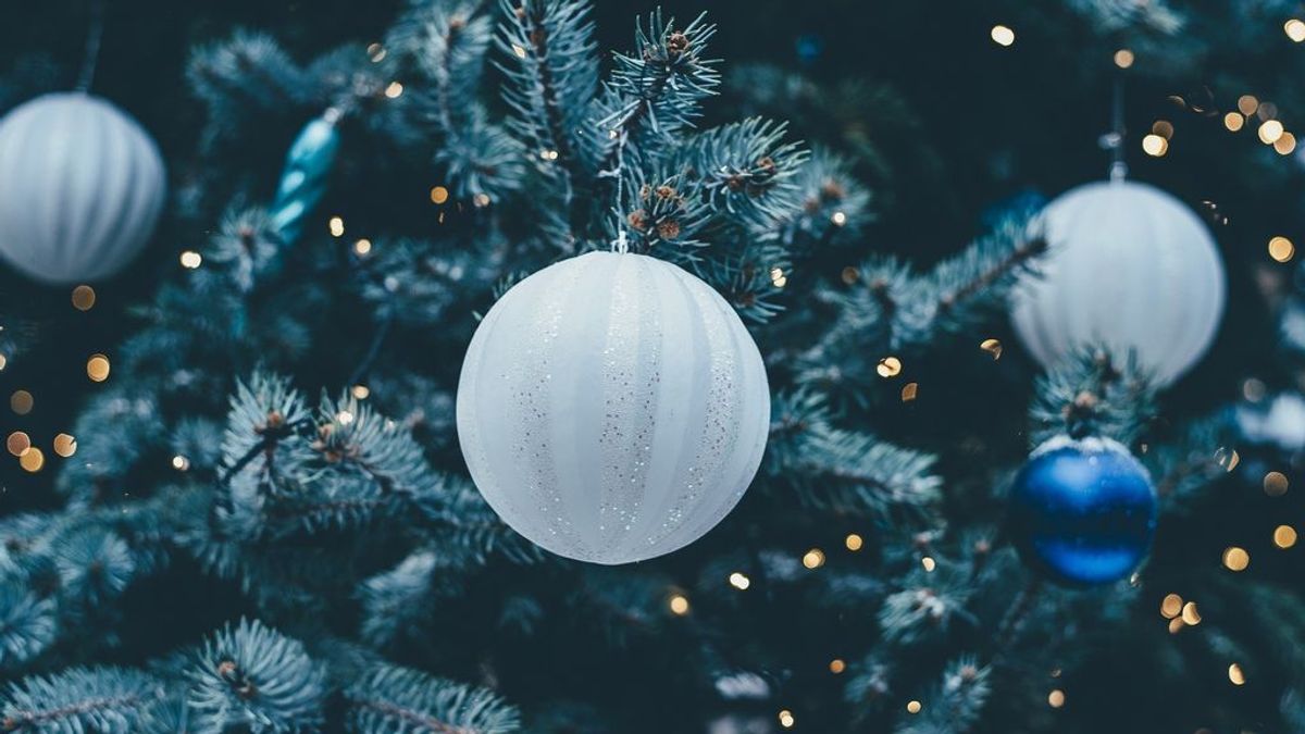 Cómo decorar un árbol de Navidad sin gastar mucho dinero