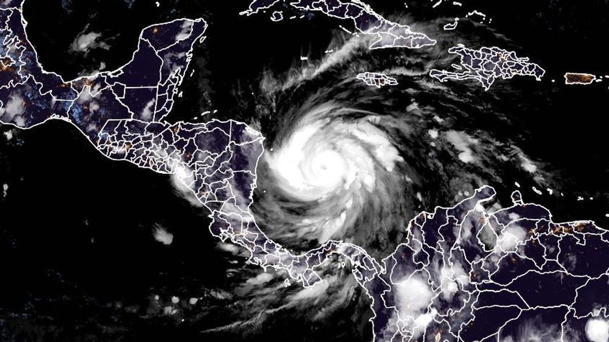 El huracán Iota se fortalece y amenaza Centroamérica, que todavía se recupera de Eta
