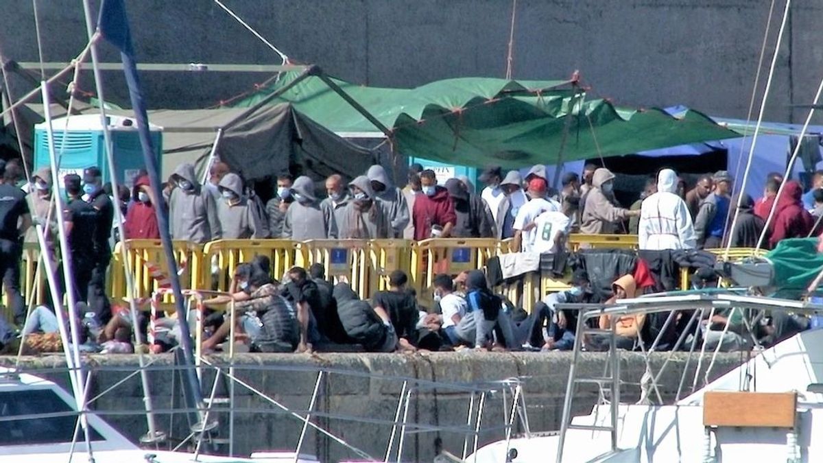 El Defensor del pueblo inspecciona por sorpresa el campamento de Arguineguín El Defensor del pueblo inspecciona por sorpresa el campamento de Arguineguín