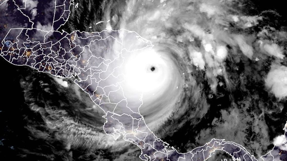 La calma dentro del huracán: el 'efecto estadio' que se produce en el ojo de Iota
