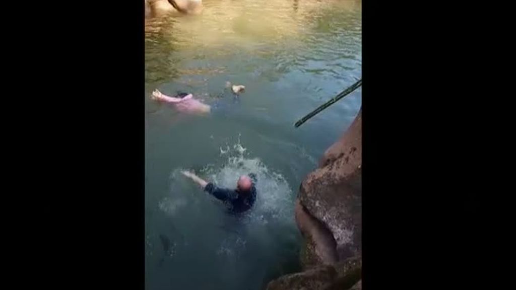 Un cónsul británico en China se convierte en un héroe: salva a una mujer de morir ahogada en un río