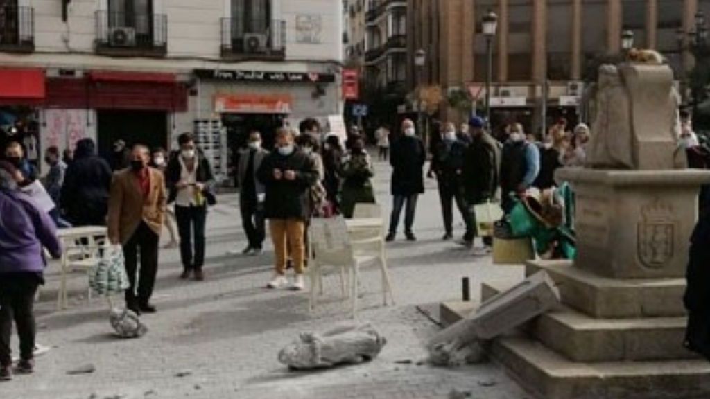 Un músico callejero, responsable del destrozo del cruceiro de la plaza Jacinto Benavente de Madrid Un músico callejero, responsable del destrozo del cruceiro de la plaza Jacinto Benavente de Madrid