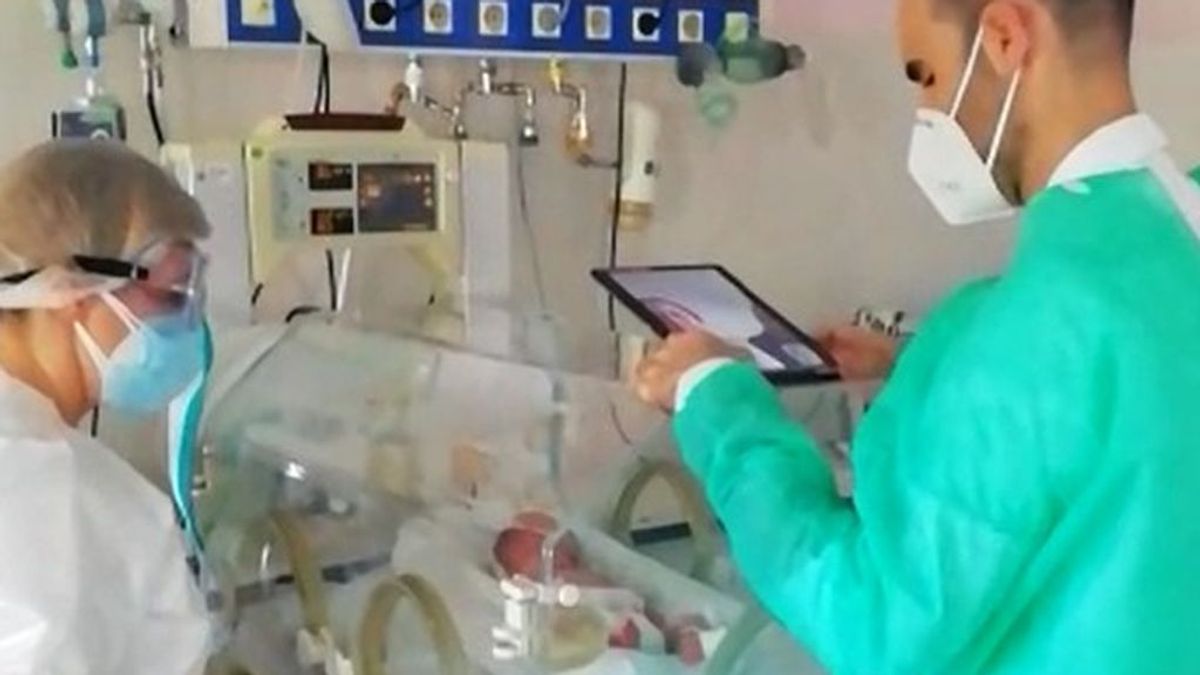 Separados de su bebé prematuro por una pantalla: dos padres dan positivo por Covid-19 y tienen que aislarse de su hijo en casa Separados de su bebé prematuro por una pantalla: dos padres dan positivo por Covid-19 y tienen que aislarse de su hijo en casa