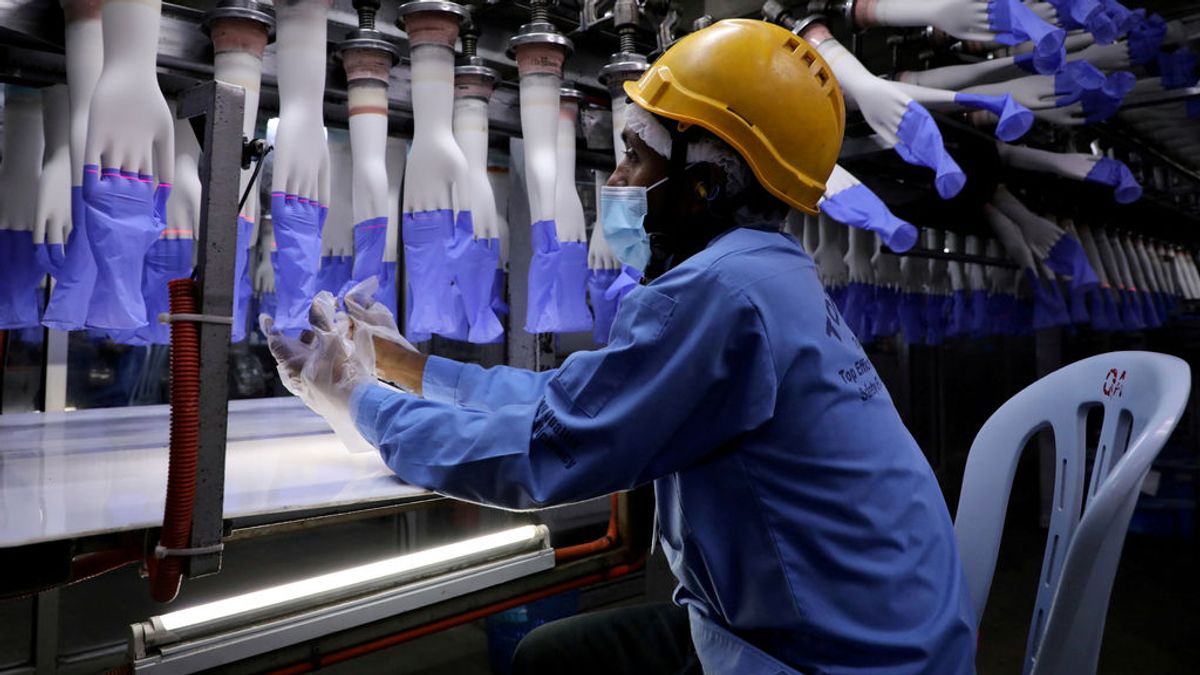 Un trabajador de Top Glove en una de las fábricas de Malasia