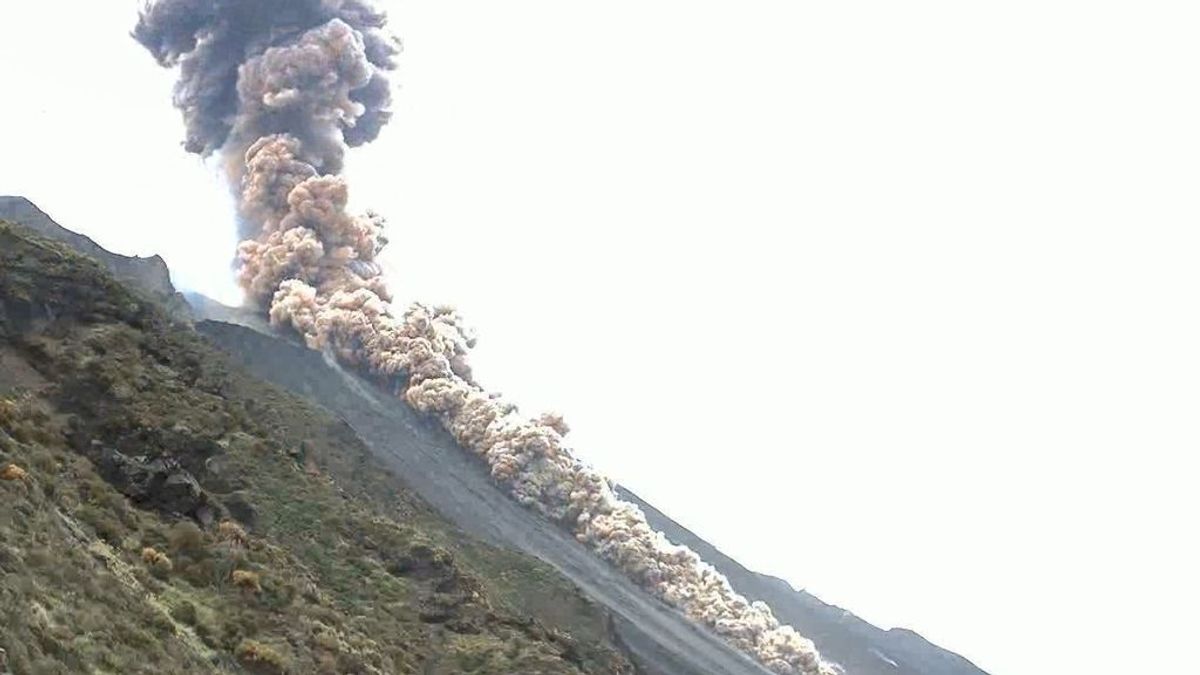 Espectacular erupción más fuerte de lo habitual del volcán italiano Estrómboli