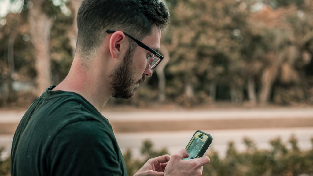 Chico con un teléfono móvil