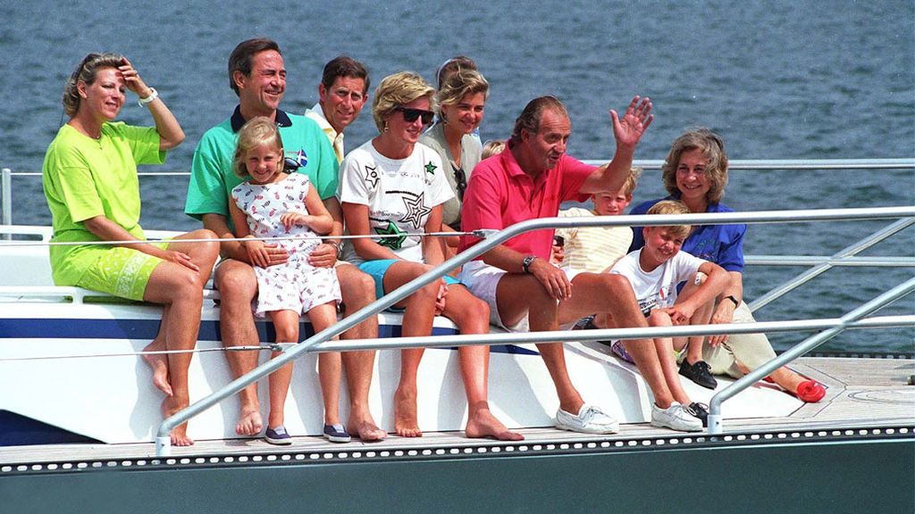 La familia real española con la princesa Diana y el principe Carlos, en Mallorca