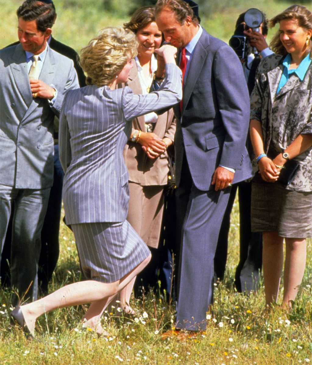 La princesa Diana hace la reverencia al Rey, en su visita a España en 1987