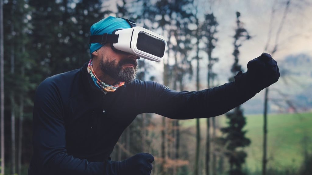 Mucho más que hacer deporte por Zoom: gimnasios virtuales, una alternativa segura para entrenar pasados los 50