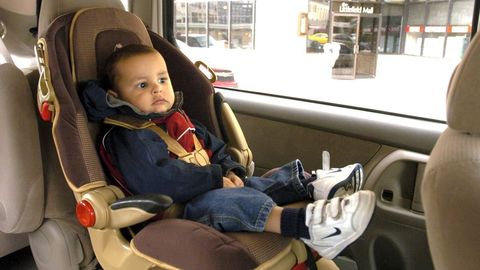 No lleves a tu hijo con el abrigo puesto en la silla del coche!