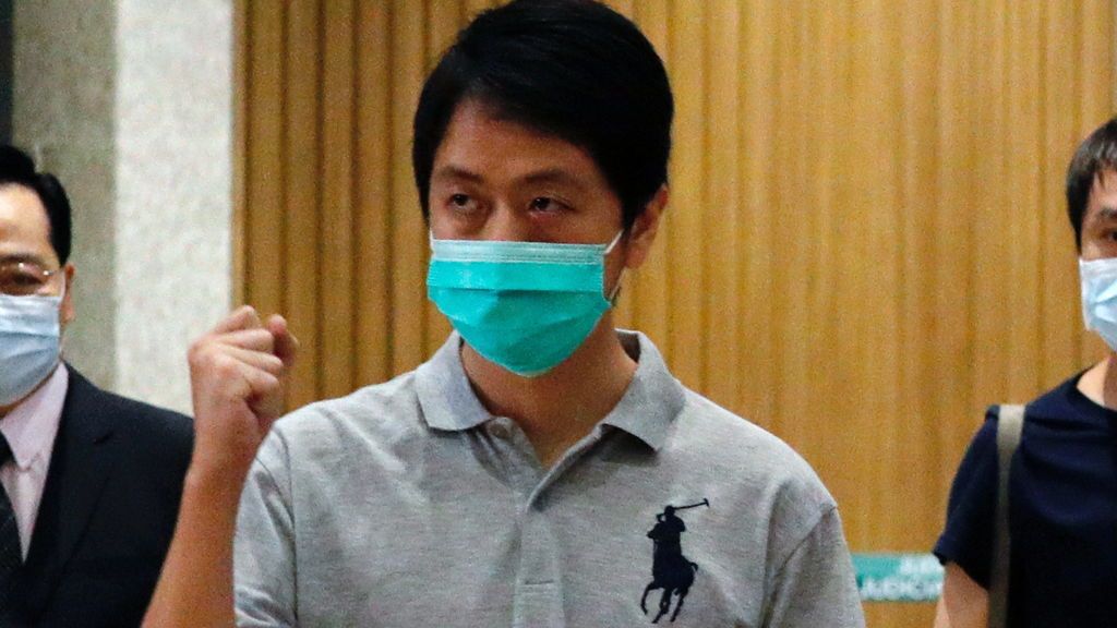 Arrestan a tres exlegisladores de Hong Kong por arrojar sustancias pestulentas en las revueltas Arrestan a tres exlegisladores de Hong Kong por arrojar sustancias pestulentas en las revueltas