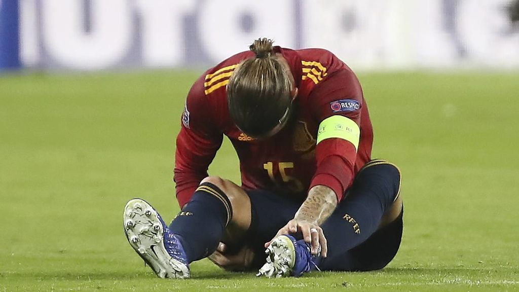 Sergio Ramos se tuvo que retirar lesionado con problemas musculares. Sergio Ramos se tuvo que retirar lesionado con problemas musculares.