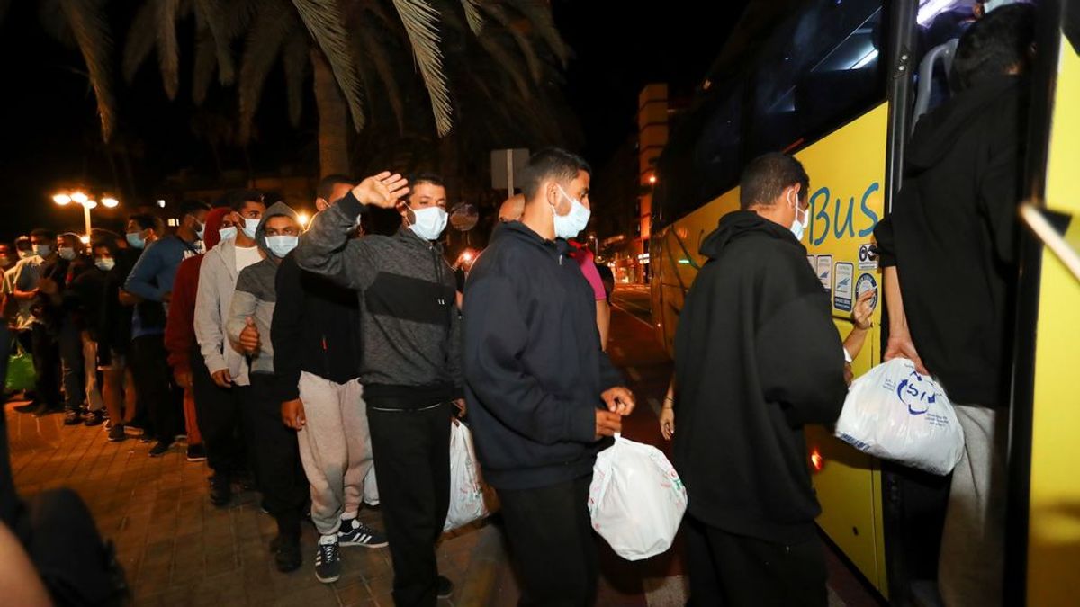 Realojados en hoteles los 200 inmigrantes que dejaron fuera del campamento de Arguineguín Realojados en hoteles los 200 inmigrantes que dejaron fuera del campamento de Arguineguín