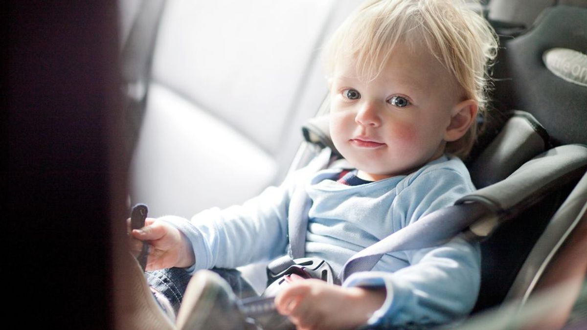 ¿Por qué es peligroso que los niños viajen en las sillas del coche con el abrigo puesto?