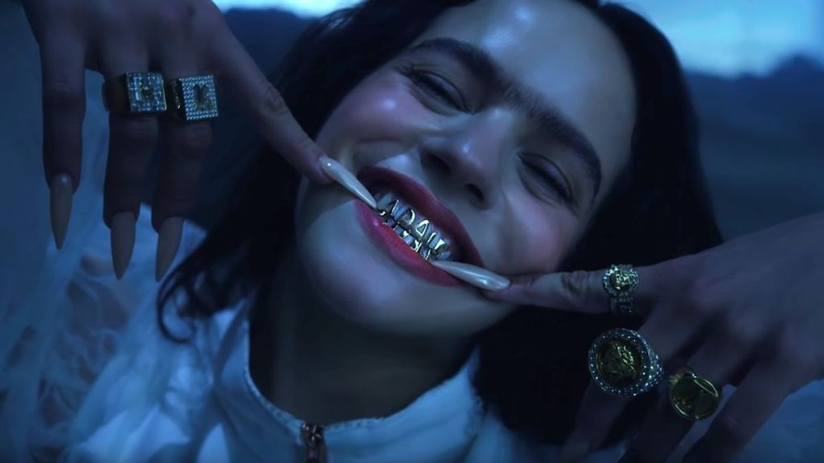 Los peligros de querer ser Rosalía: consecuencias de llevar fundas de oro en los dientes