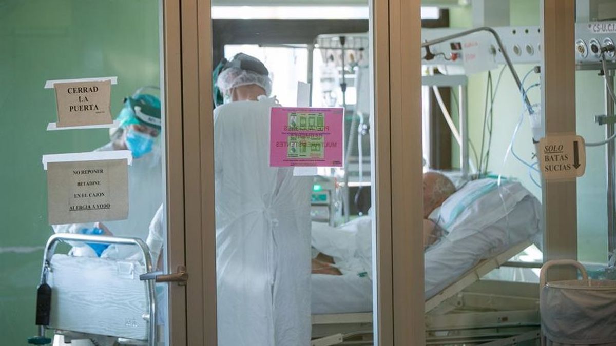 Dos sanitarios tratan a un paciente con Covid-19 en la UCI del Hospital Clínico Lozano Blesa de Zaragoza