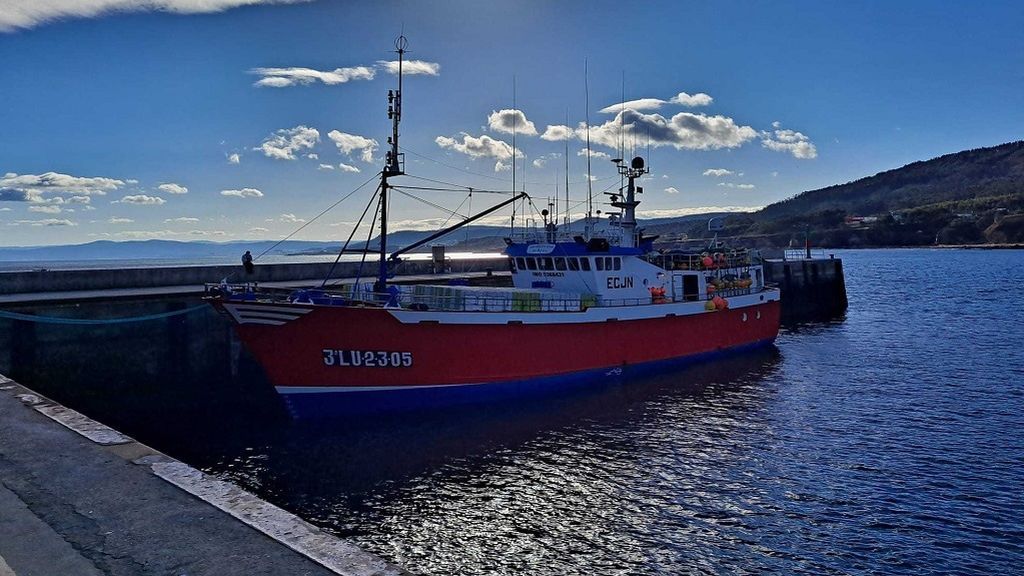 Trasladado al hospital uno de los marineros aislados por covid en el puerto de Burela Trasladado al hospital uno de los marineros aislados por covid en el puerto de Burela