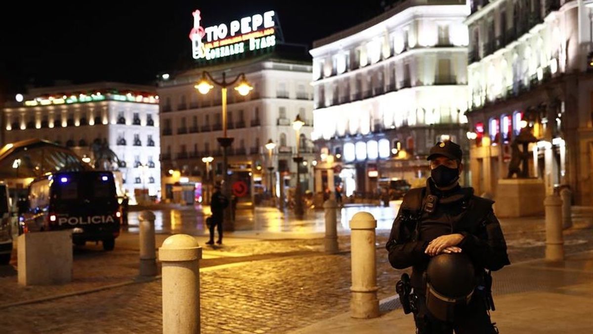 La madrileña Puerta del Sol custodiada por la Policía Nacional