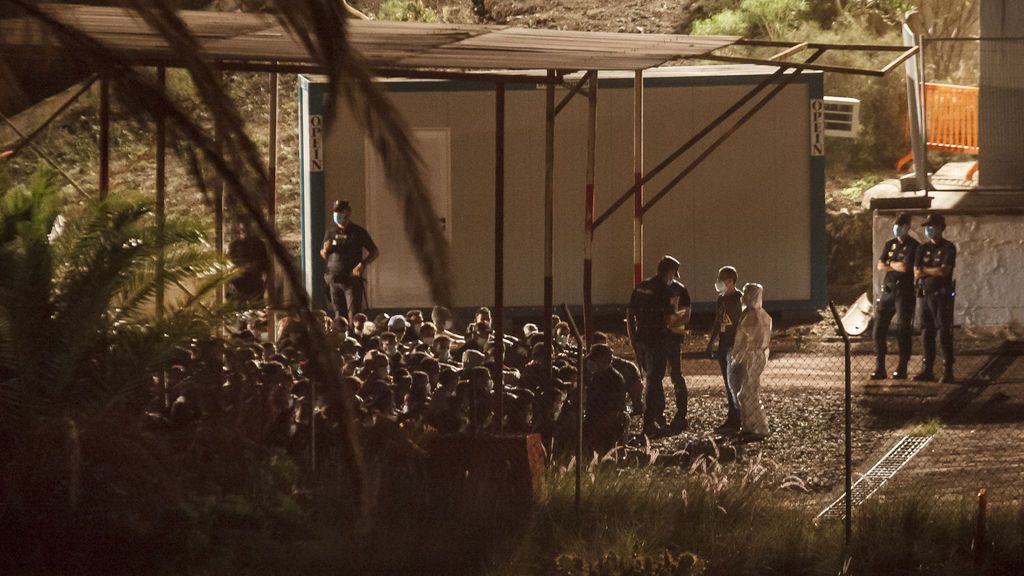 Del muelle al polvorín, el periplo de los 200 migrantes en Canarias