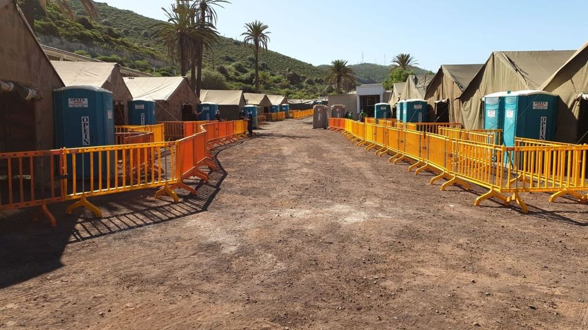 Un nuevo grupo de 200 migrantes es trasladado desde Arguineguín al centro de Barranco Seco Un nuevo grupo de 200 migrantes es trasladado desde Arguineguín al centro de Barranco Seco