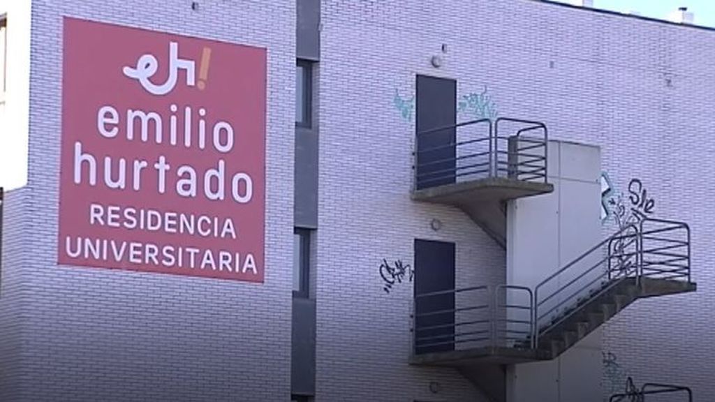 Los estudiantes de una residencia de León reciben a la policía con una cacerolada por confinarlos