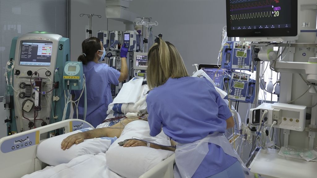 Visitas guiadas de jóvenes a la UCI del hospital para concienciar de la gravedad del Covid-19: “Es un baño de realidad”