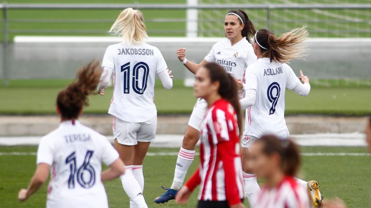 Las jugadoras de Real Madrid y Athletic en un partido de la Liga Iberdrola.