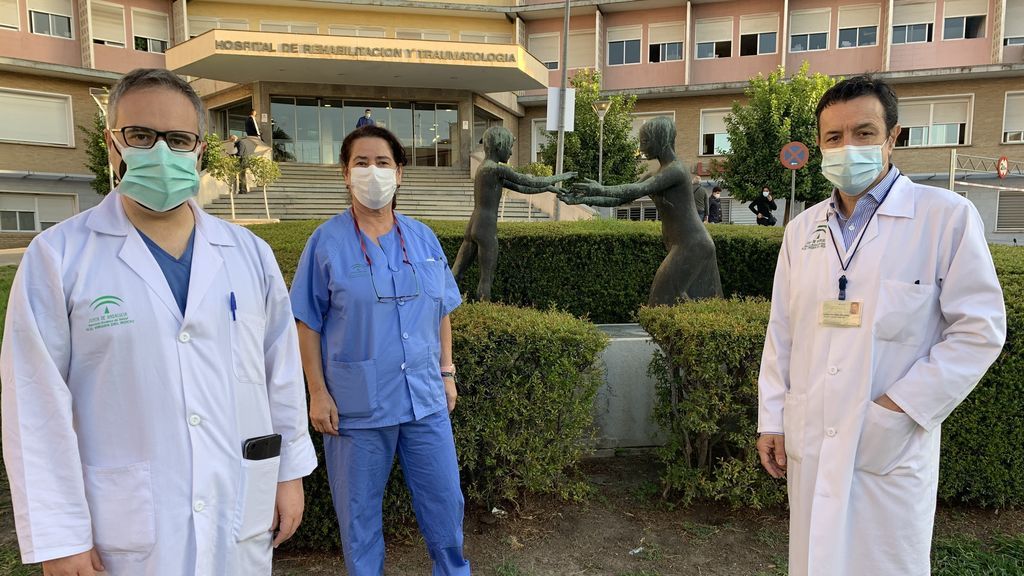 EuropaPress_3440329_parte_equipo_atendido_parto_neurocirujano_antonio_lopez_enfermera