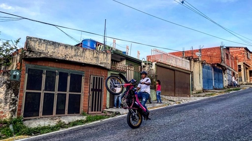 Así son los chicos de barrio venezolanos que compiten haciendo piruetas en moto