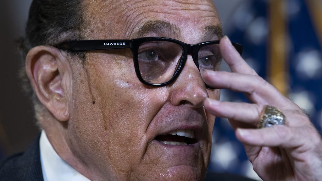 Cuidado con tu tinte: si usas espumas colorantes o 'espinas' de color te puede pasar lo que a Giuliani