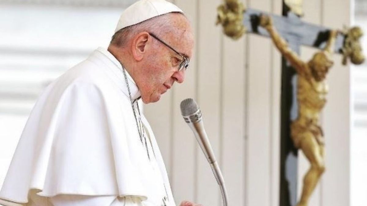 El Vaticano tras la pista del extraño 'Me Gusta':  investigan un like del Papa Francisco a una modelo brasileña