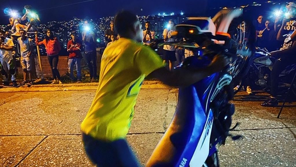 Así son los chicos de barrio venezolanos que compiten haciendo piruetas en moto