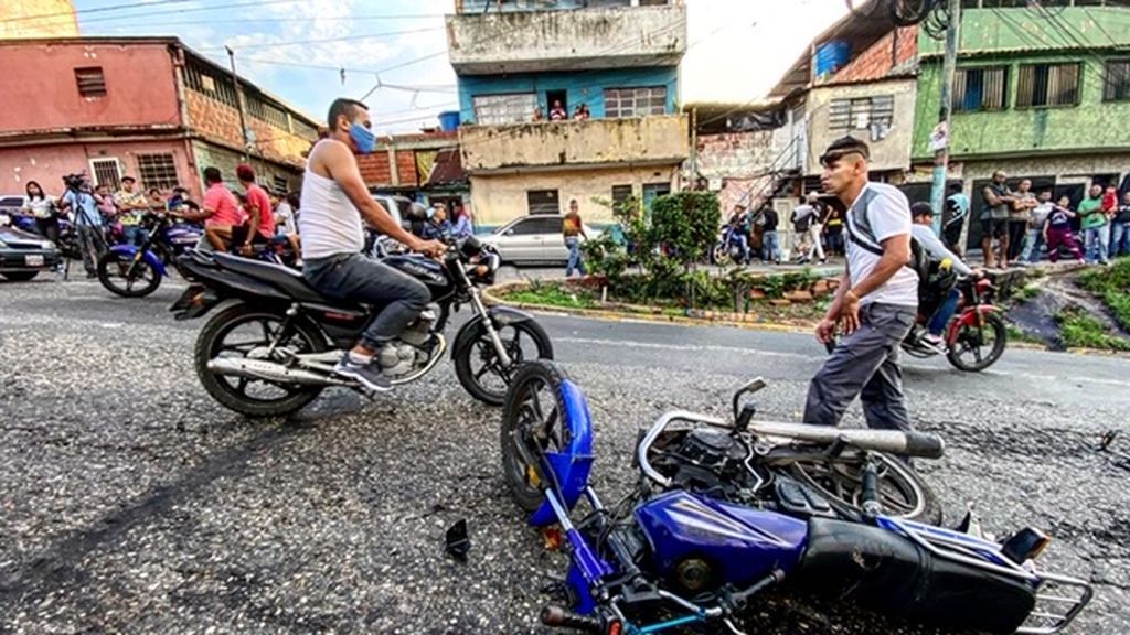 Así son los chicos de barrio venezolanos que compiten haciendo piruetas en moto